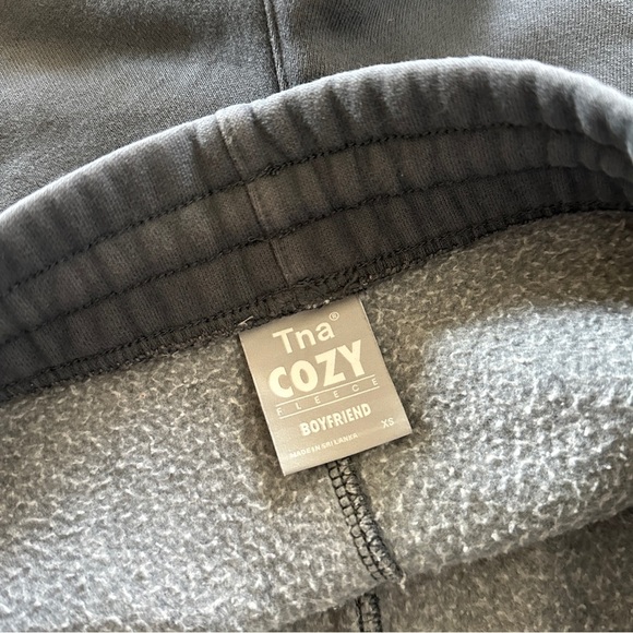 Aritzia TNA Cozy Fleece Boyfriend Short High Rise Raw Hem in Vintage Navy Sz. XS - Picture 2 of 4